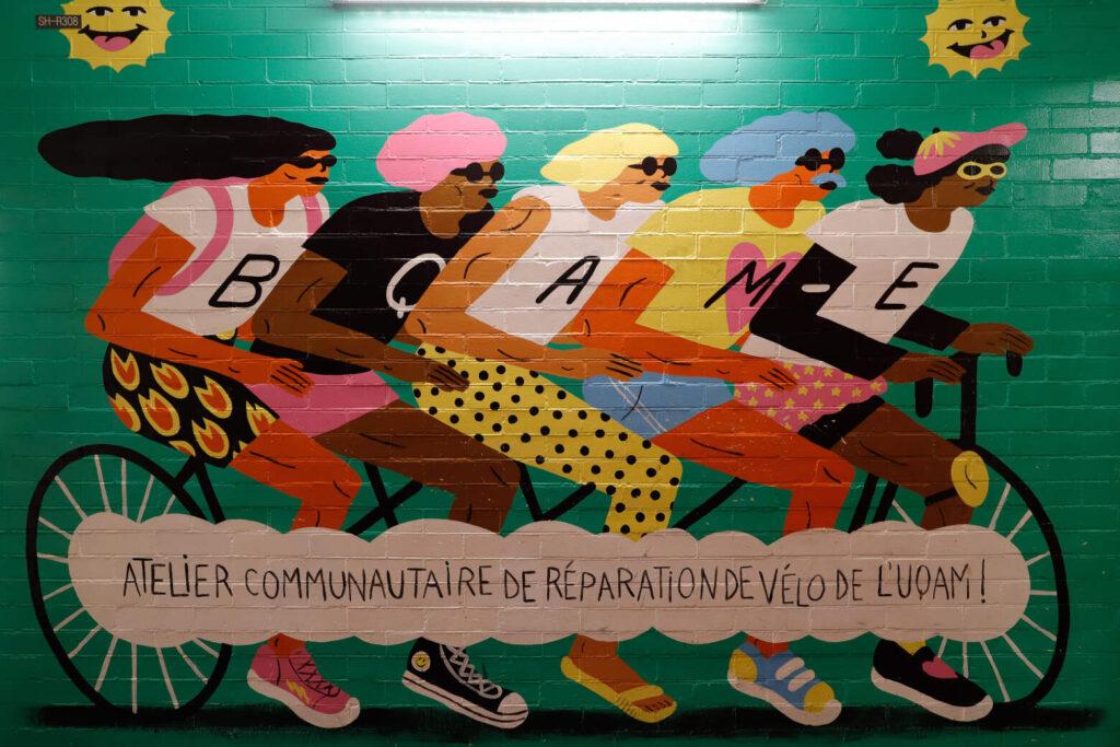 Murale colorée représentant cinq personnes sur un vélo