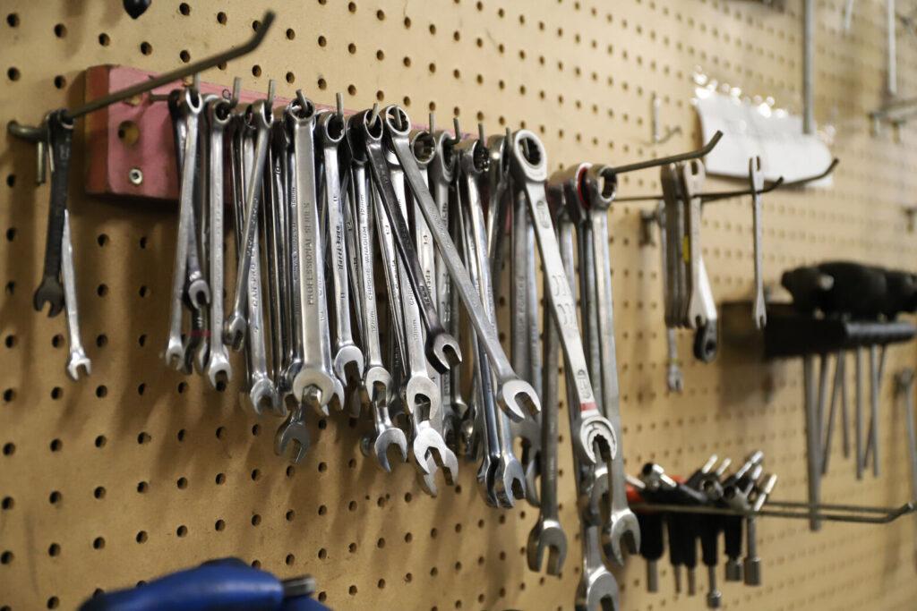 Des outils sur le mur de l'atelier